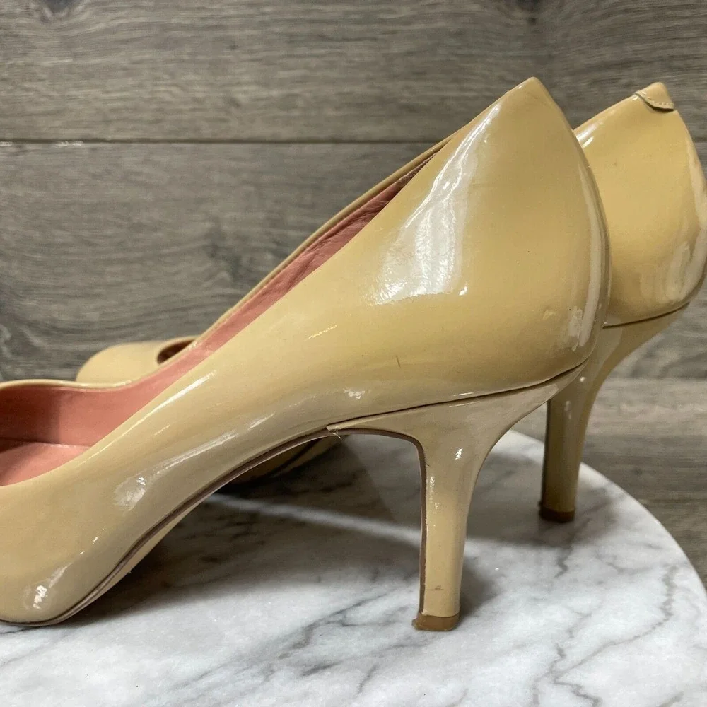 Vince Camuto Heels Womens 8.5 B Beige Nude Kitten‎ Patent Leather Peep Toe Pumps